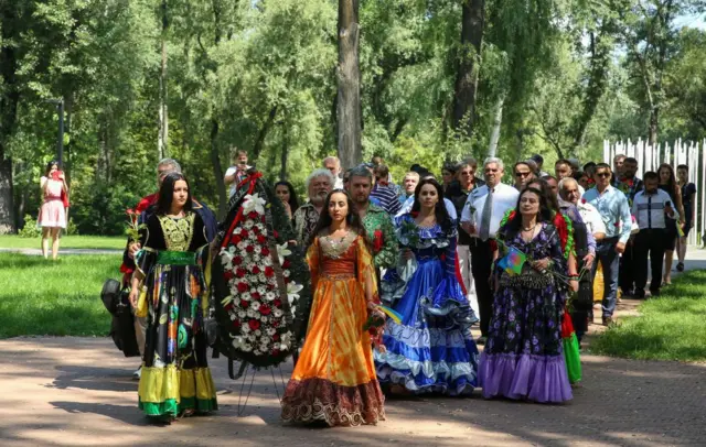 Gitanos vestidos con ropas tradicionales asisten a una ceremonia de conmemoración en el monumento de las caravanas nómadas en memoria de las víctimas del Holocausto en Kiev, Ucrania, el 2 de agosto de 2018.