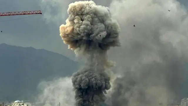 Một người mà BBC liên lạc được đã ghi lại bức ảnh này về một vụ nổ ở Tehran vào giữa tháng Ba