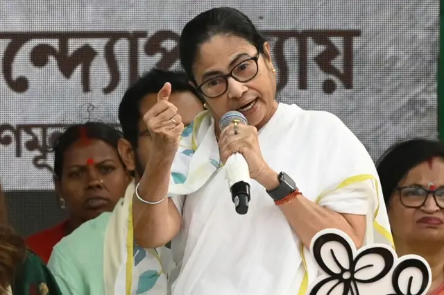 নির্বাচনি জনসভায় পশ্চিমবঙ্গের মুখ্যমন্ত্রী মমতা ব্যানার্জী