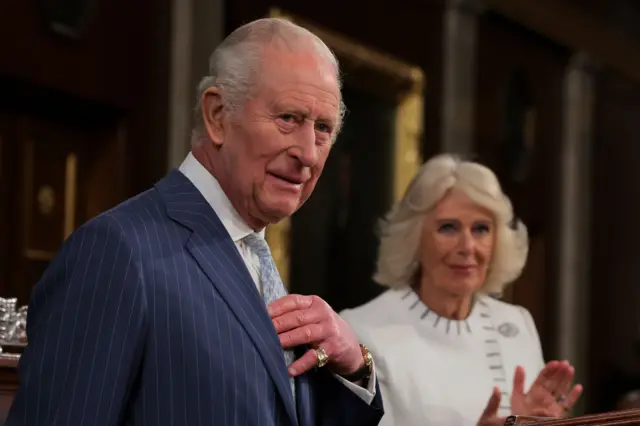 الملك تشارلز ملك بريطانيا وبجانبه الملكة كاميلا بعد خطابه أمام جلسة مشتركة للكونغرس في قاعة مجلس النواب بمبنى الكابيتول الأمريكي في واشنطن العاصمة، الولايات المتحدة الأمريكية، في 28 أبريل 2026.