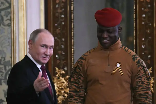 Madaxweynaha Ruushka, Vladimir Putin, iyo hoggaamiyaha taliska milatari ee Burkina Faso, Kaptan Ibraahim Traoré, oo gaadhay magaalada Moscow si ay wadahadallo u yeeshaan.