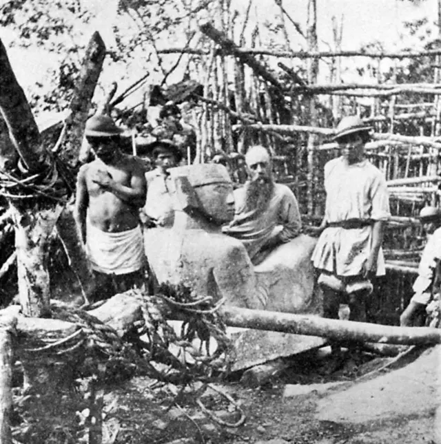 La découverte du Chac Mool par Le Plongeon en 1875