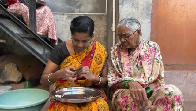 या गावातल्या चांदीच्या दागिन्यांना आणि गावाला जी. आय. मानांकन मिळालं आहे.