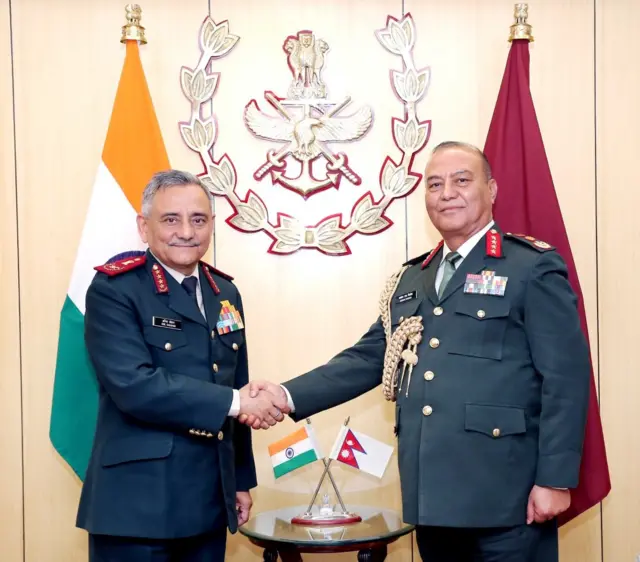 नेपाली सेनाका प्रधासेनापतिसँग हात मिलाउँदै भारतका तत्कालीन सेनाध्यक्ष अनिल चौहान। 