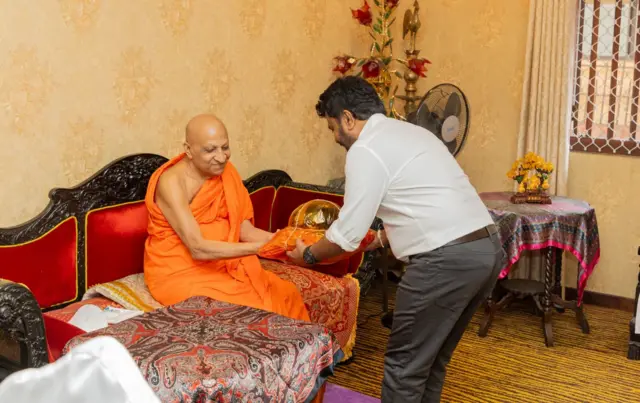 මුල් කාලීනව දන්ත ධාතුව ආරක්ෂා කිරීම ලක්දිව පාලනය කරන රජුට පැවරුණු අතර, පසුකාලීනව එය රාජ්‍යත්වය ආරක්ෂා කර ගැනීමේ සංකේතයක් බවට පත්වූ බව පෙනේ.