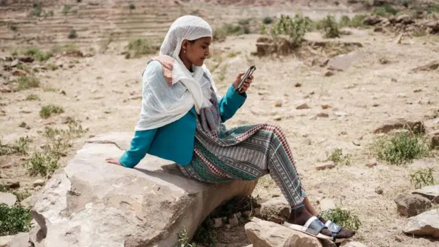 Dubartii Kibba Lixa Maqalee Saamreetti netiwoorkii mobaayilii argachuuf yaalaa jirtu