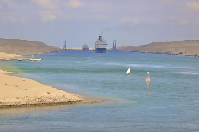 اسماعیلیه، مصر — ۲۵ نوامبر ۲۰۲۵: یک کشتی کروز شرکت سلستیال در حال عبور از کانال سوئز، در حالی که تردد کشتی‌های تجاری در این مسیر حیاتی دریایی جهان ادامه دارد. این کانال، یکی از شریان‌های اصلی تجارت دریایی جهانی، همچنان شاهد عبور کشتی‌هایی با تناژهای مختلف است. در همین روز، مقام‌های اداره کانال سوئز و گروه مرسک درباره گام‌های همکاری برای ازسرگیری عبور گسترده کشتی‌ها گفت‌وگو کردند و خبرنگاران نیز در جریان بازدیدی سازمان‌یافته، ترافیک سنگین این مسیر را مشاهده کردند. (عکس از فرید قطب/آنادولو از طریق گتی ایمجز)