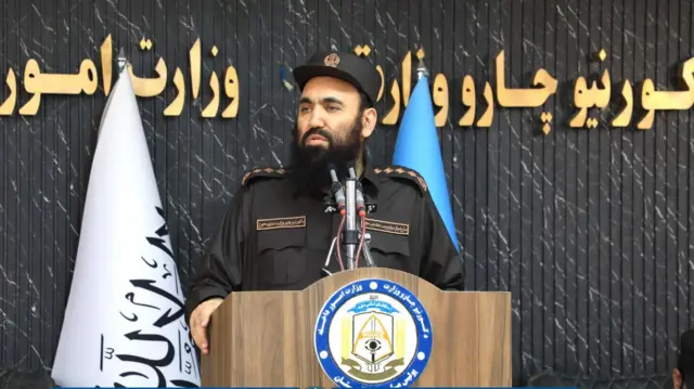 په افغانستان کې د طالبانو حکومت د کورنیو چارو وزارت اداري مرستیال مولوي رحمت الله نجیب حاجي دریځ ته ولاړ دی او خبرې کوي. 