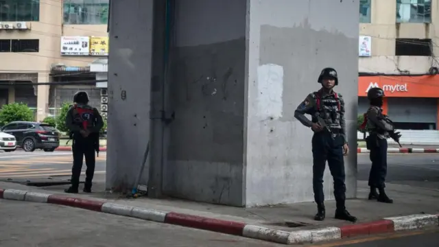 စမ်းချောင်းမှာတွေ့ရတဲ့ စစ်ကောင်စီတပ်ဖွဲ့ဝင်တွေ(ပုံဟောင်း)