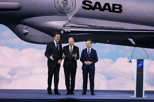Генеральный секретарь НАТО Марк Рютте (слева), генеральный директор Saab AB Микаэль Йоханссон (в центре) и премьер-министр Швеции Ульф Кристерссон на форуме оборонной промышленности в рамках саммита в Анкаре