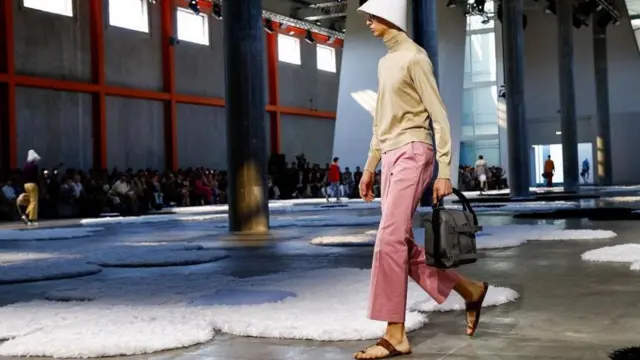 మహారాష్ట్ర, కొల్హాపూర్ చెప్పులు, ప్రాడా