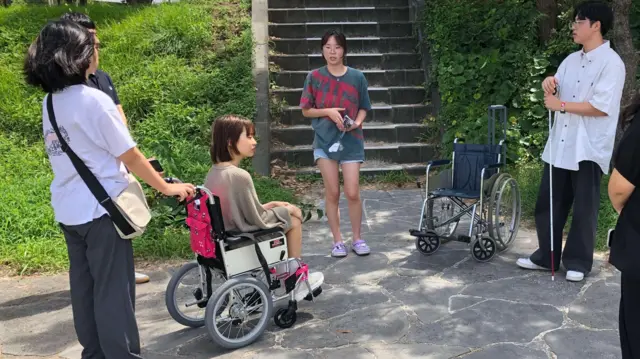 휠체어를 이용해 직접 표선해수욕장을 다녀보고 있는 표선고 이끼 학생들
