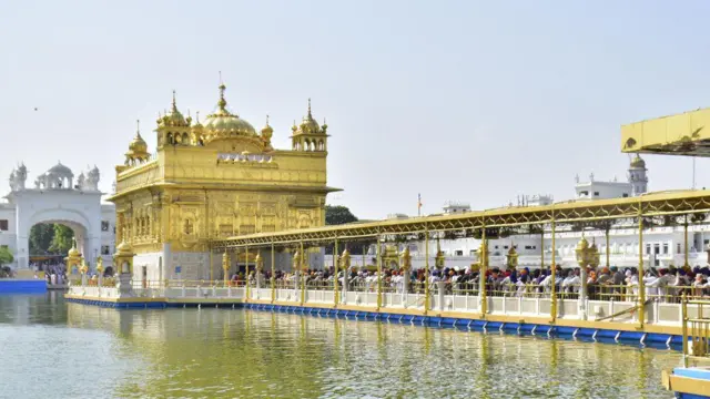 अमृतसर स्थित स्वर्ण मंदिर
