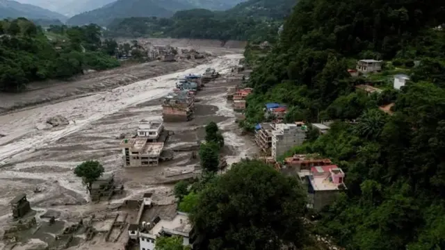 नेपाळमध्ये आलेल्या पुरामुळे 100 हून अधिक भारतीय बेपत्ता आहेत.