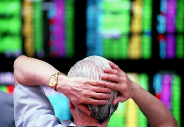 一名台湾民众正在观看股市行情。