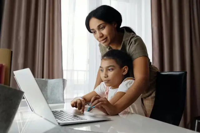 mulher ajudando irmã mais novafruit storm slottarefa no computador