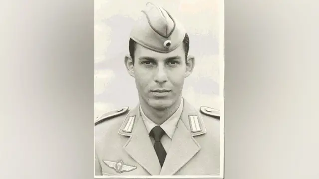 Черно-белая фотография молодого человека в военной форме