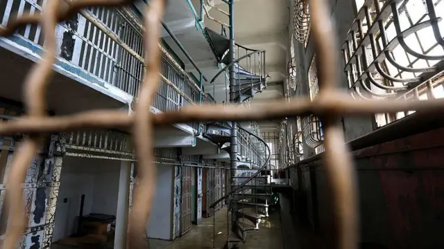 Alcatraz Adası'ndaki bir hücre bloğunun görünümü.