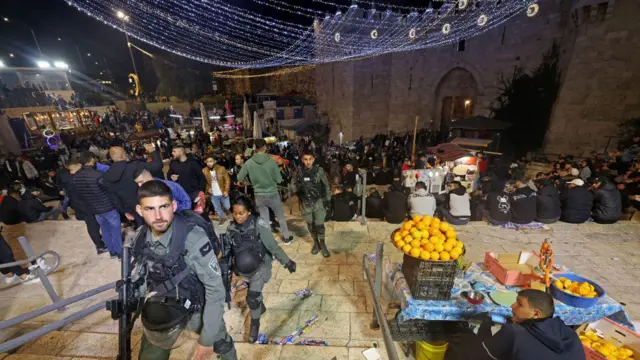 Kota Tua Yerusalem, pasukan keamanan Israel berpatroli saat warga Palestina berkumpul di luar gerbang Damaskus menjelang bulan puasa Ramadhan, Rabu (22/03).