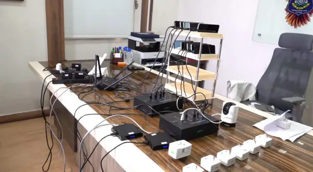 જપ્ત કરવામાં આવેલા ફોન અને ચેક બુક્સ્ 