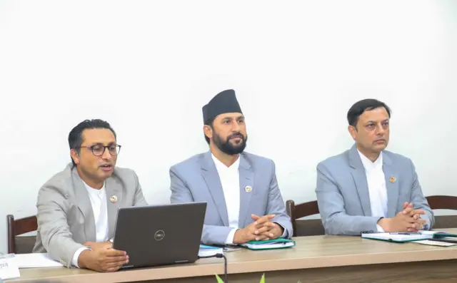 रास्वपाका दुई उपसभापति डीपी अर्याल (दायाँ)र स्वर्णिम वाग्ले (बायाँ) का बीच रवि लामिछाने