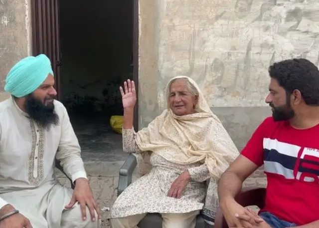 M. Dhillon a lancé le Punjabi Lehar avec Bhupinder Singh Lovely (à gauche).