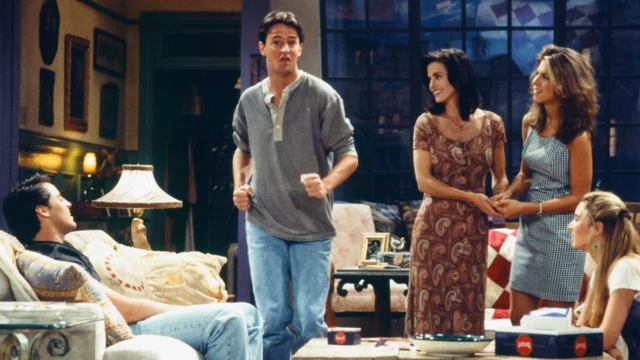 Cena da série Friends, com os personagens reunidos em um apartamento