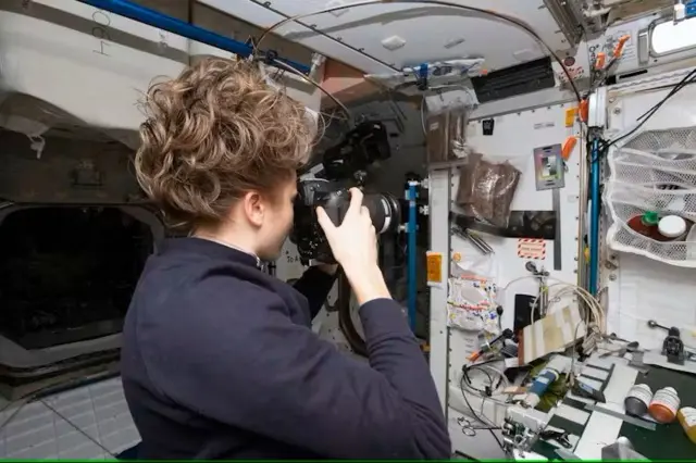 A astronauta Kayla Barron, da Nasa, fotografando uma áreacbet online courseamostra arqueológica na Estação Espacial Internacional.