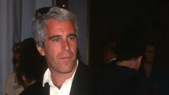 جفری اپستین در زمانی که در زندان و در انتظار رسیدگی قضایی بود، جان خود را از دست داد و مرگ او خودکشی اعلام شد.