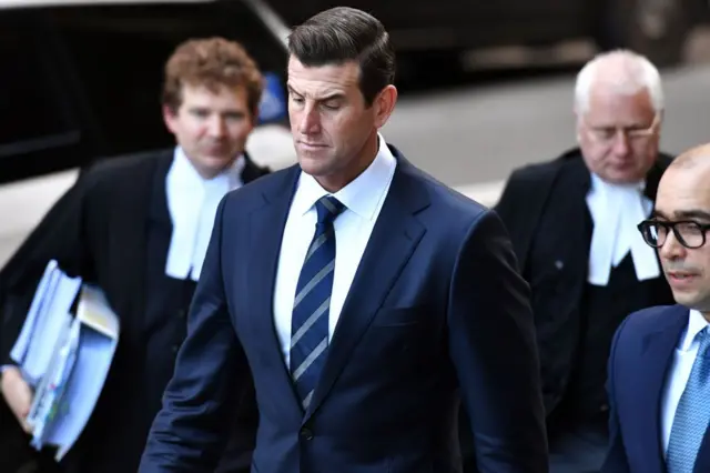 Bejamin Roberts-Smith llega a la audiencia junto a sus abogados en 2021