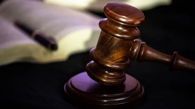 புனேவில் காரை மோதி இருவரை கொன்ற சிறுவன்: 'கட்டுரை எழுதும்' நிபந்தனையுடன் ஜாமீன் - என்ன நடந்தது?