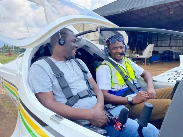 Wariyaha BBC-da iyo duuliyaha diyaaradda ay sameyeen dhalinyarada dalka Tanzaniya u dhashay