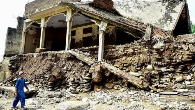 ઉત્તર પાકિસ્તાનના કેટલાક ભાગમાં હાલમાં અભૂતપૂર્વ વરસાદ અને પૂરની સ્થિતિ છે, જેના કારણે 650થી વધુ લોકો માર્યા ગયા છે.