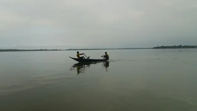 ব্যক্তিগত কাজে ছোট নৌকা ব্যবহার করেন হাওড় অঞ্চলের লোকজন