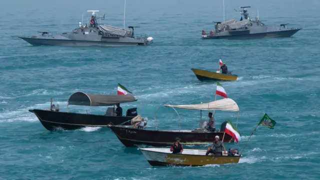 Des navires militaires iraniens dans le détroit d'Ormuz.