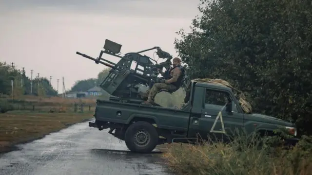 Un soldado ucraniano monta guardia con un arma antimisiles en Kursk