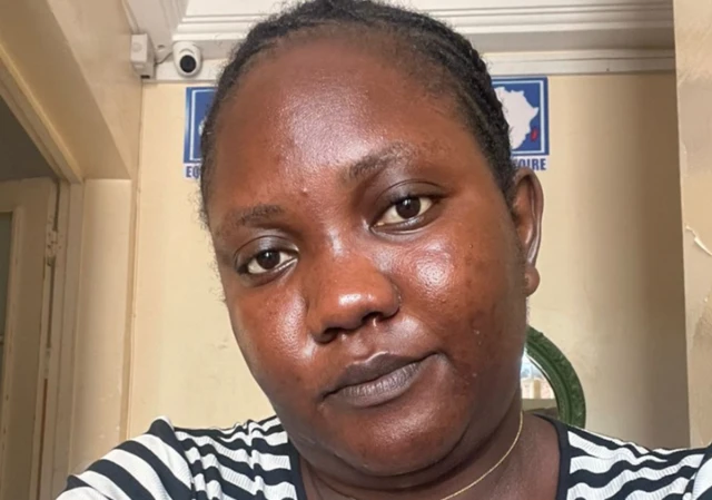 Lina Marguerite Ndiaye devant la caméra, le visage taché par l'hyperpigmentation.