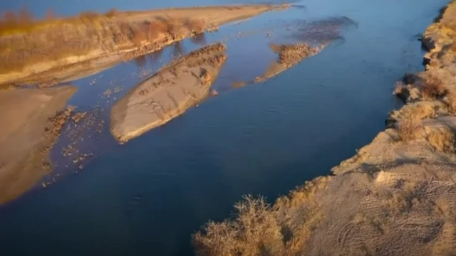 Чу дарыясынын оң жээги Казакстанга сол жээги Кыргызстанга таандык