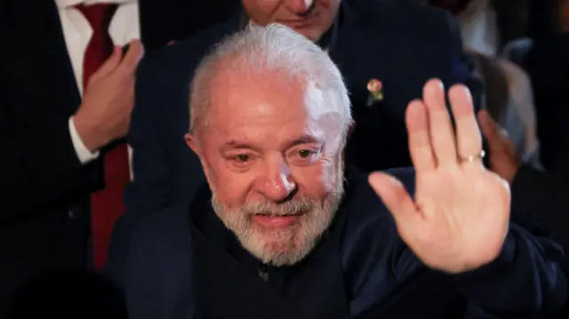 Lula acenando. 