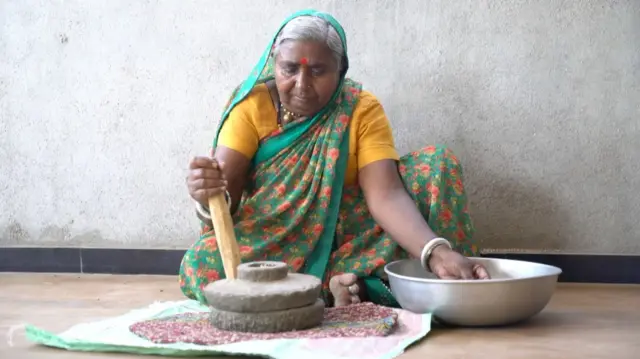 மாவு அரைக்கும் இயந்திரம்