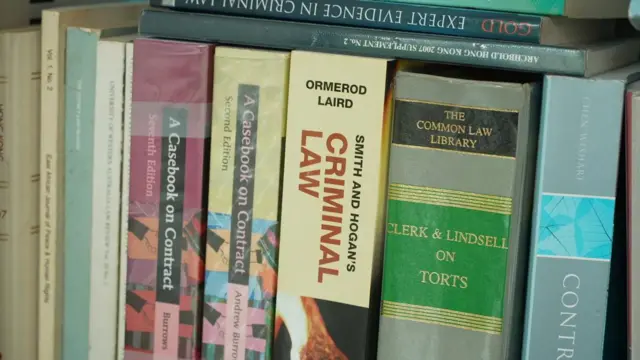 書架上整齊擺放著多本法律相關書籍。