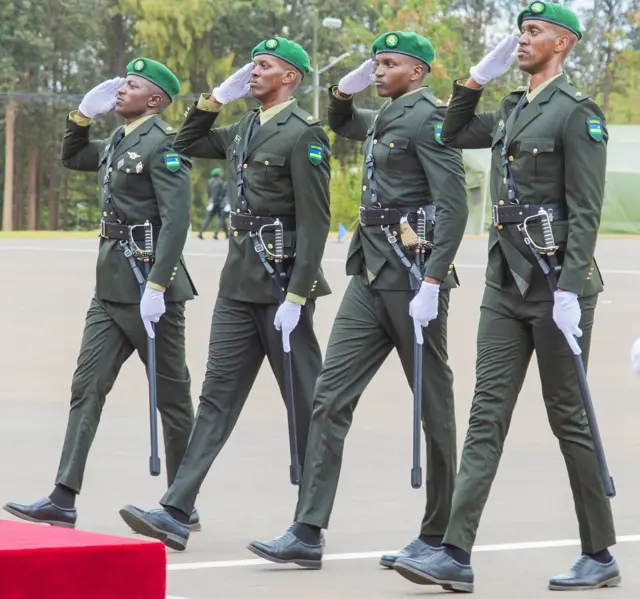 Ian Kagame (wa kabiri ibumoso), ni umwe mu basirikare bahawe ipeti rya 2nd lieutant ariko bo bize mu mahanga