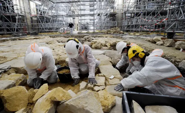 Arqueólogos escavando piso da catedral365 futebolNotre-Dame