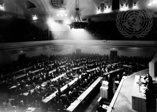 Participantes da primeira sessão da Assembleia Geral das Nações Unidas, em 10 de janeiro de 1946, no Central Hall em Londres