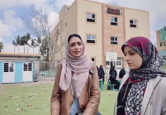 بشری شیخ به همراه زنی دیگر در مناطق آسیب دیده جنگی