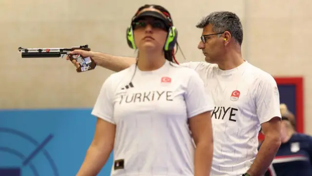 Os medalhistas de prata Sevval Ilayda Tarhan e Yusuf Dikec, da Turquia, atirando em Paris