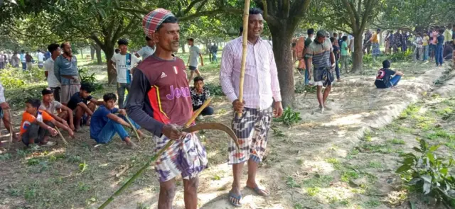দেশীয় অস্ত্র হাতে বাংলাদেশি এক কৃষক