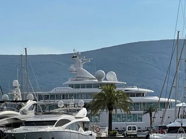 Яхта за машинами и пальмами