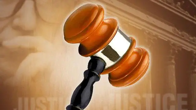 Gambar palu ditumpangkan pada latar belakang gedung pengadilan, kata "keadilan".