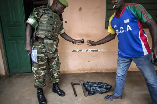 Un soldat et un civil